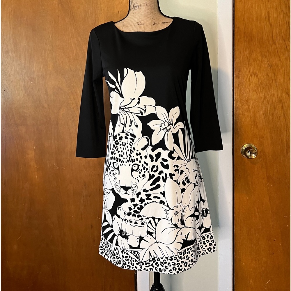 Tibi big cat hibiscus. Black and soft white. Length from shoulder to hem 30”